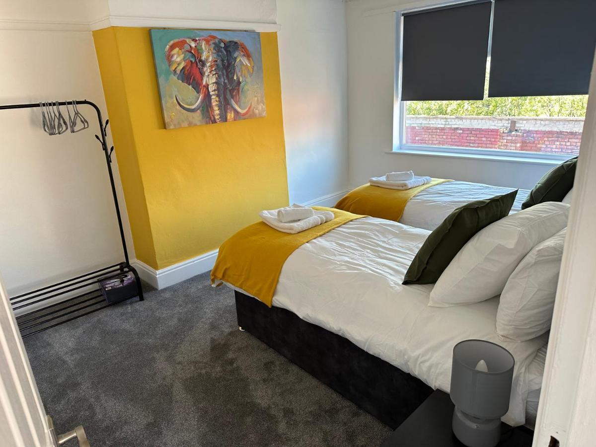 Special Rate For Bookings More Than 7 Nights, Warm Spacious Contractor House Near Liverpool City Centre Sleeps 8 Kitchen & Dining Room, Washing Machine Екстер'єр фото