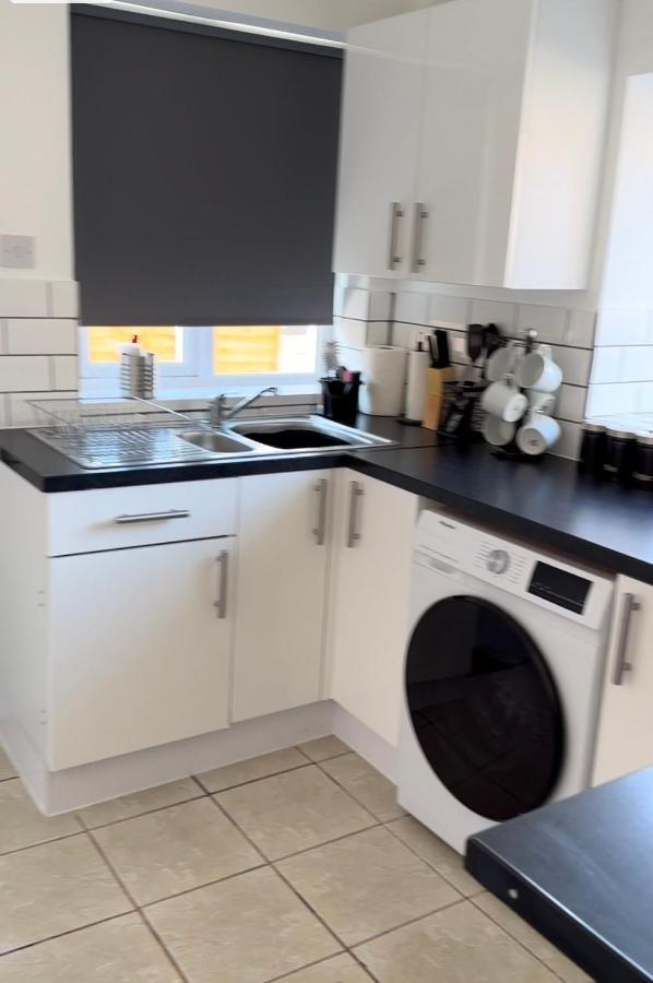 Special Rate For Bookings More Than 7 Nights, Warm Spacious Contractor House Near Liverpool City Centre Sleeps 8 Kitchen & Dining Room, Washing Machine Екстер'єр фото