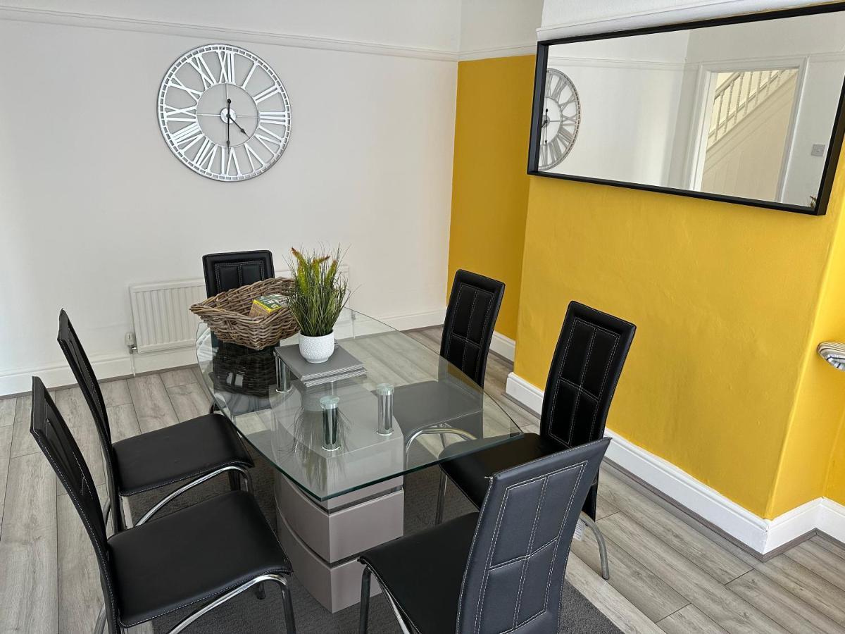 Special Rate For Bookings More Than 7 Nights, Warm Spacious Contractor House Near Liverpool City Centre Sleeps 8 Kitchen & Dining Room, Washing Machine Екстер'єр фото