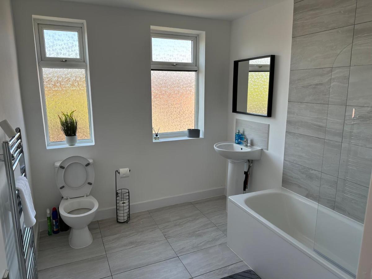 Special Rate For Bookings More Than 7 Nights, Warm Spacious Contractor House Near Liverpool City Centre Sleeps 8 Kitchen & Dining Room, Washing Machine Екстер'єр фото