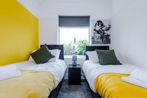 Special Rate For Bookings More Than 7 Nights, Warm Spacious Contractor House Near Liverpool City Centre Sleeps 8 Kitchen & Dining Room, Washing Machine Екстер'єр фото