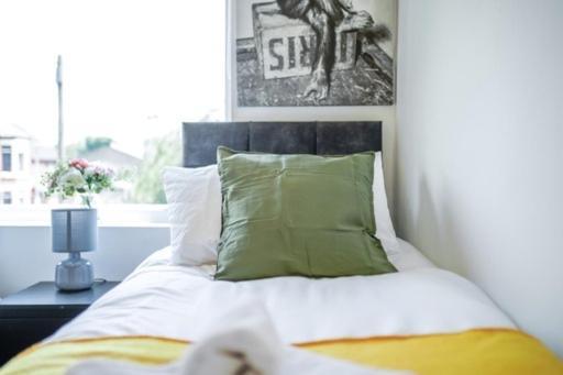 Special Rate For Bookings More Than 7 Nights, Warm Spacious Contractor House Near Liverpool City Centre Sleeps 8 Kitchen & Dining Room, Washing Machine Екстер'єр фото