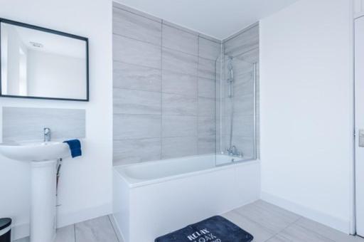 Special Rate For Bookings More Than 7 Nights, Warm Spacious Contractor House Near Liverpool City Centre Sleeps 8 Kitchen & Dining Room, Washing Machine Екстер'єр фото