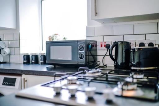 Special Rate For Bookings More Than 7 Nights, Warm Spacious Contractor House Near Liverpool City Centre Sleeps 8 Kitchen & Dining Room, Washing Machine Екстер'єр фото